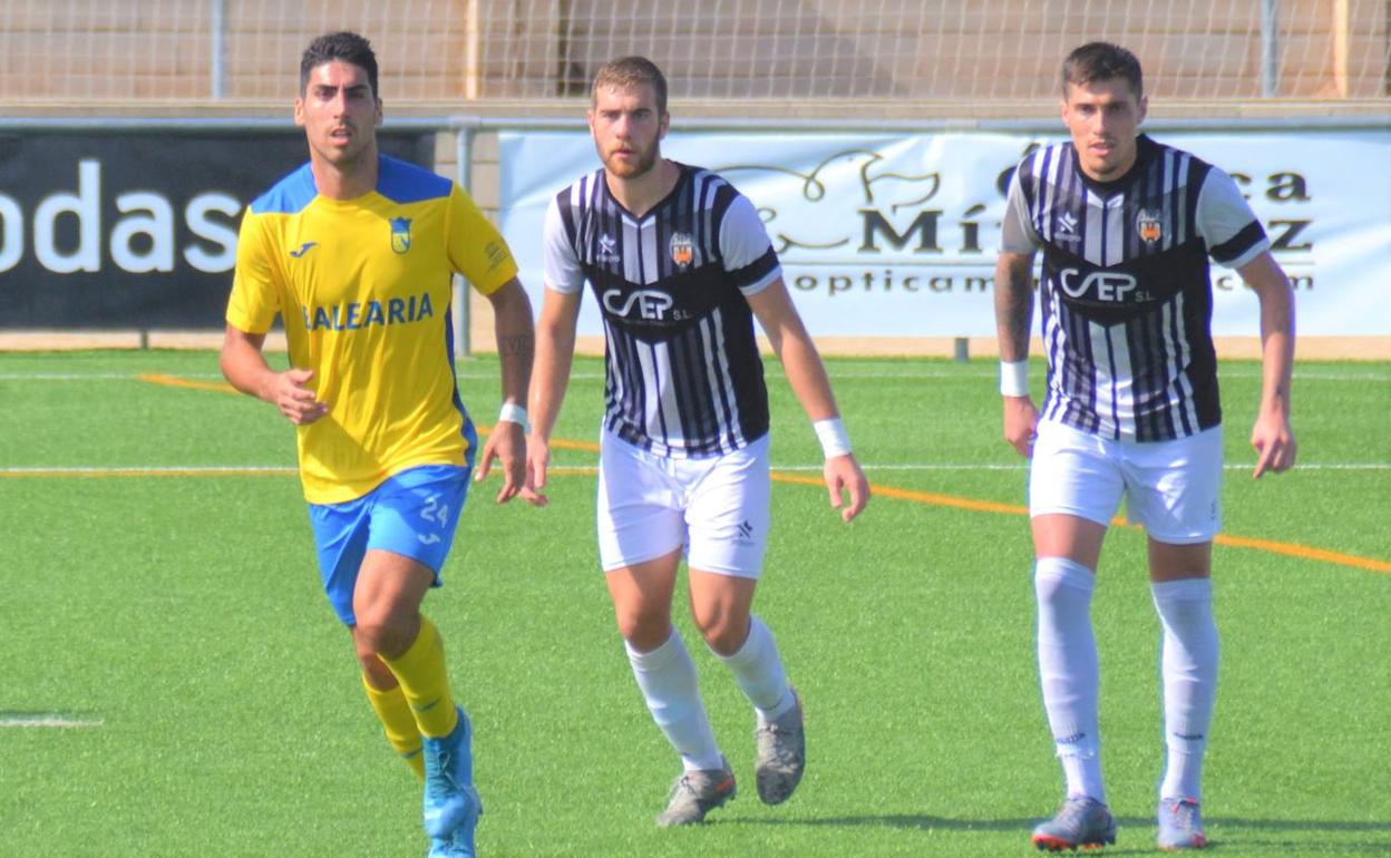 Fede con dos defensores del Castellonense. 