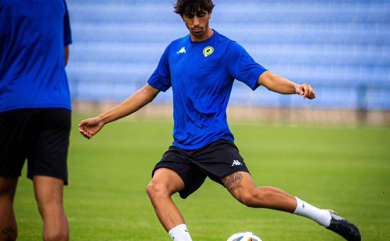 Marcos Bravo golpea al balón durante un entrenamiento. 