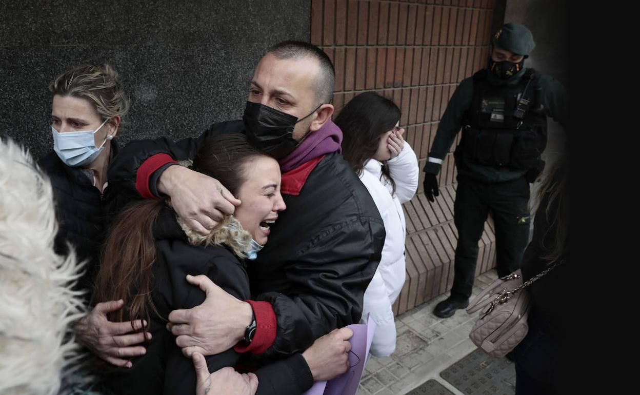 Familiares del niño se abrazan. 