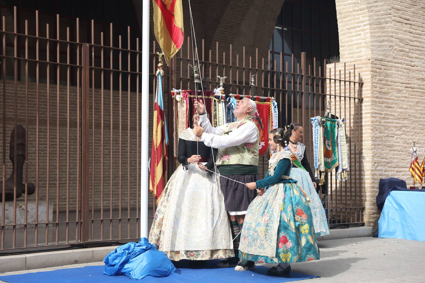 Fotos: El Marítimo homenajea a la Senyera