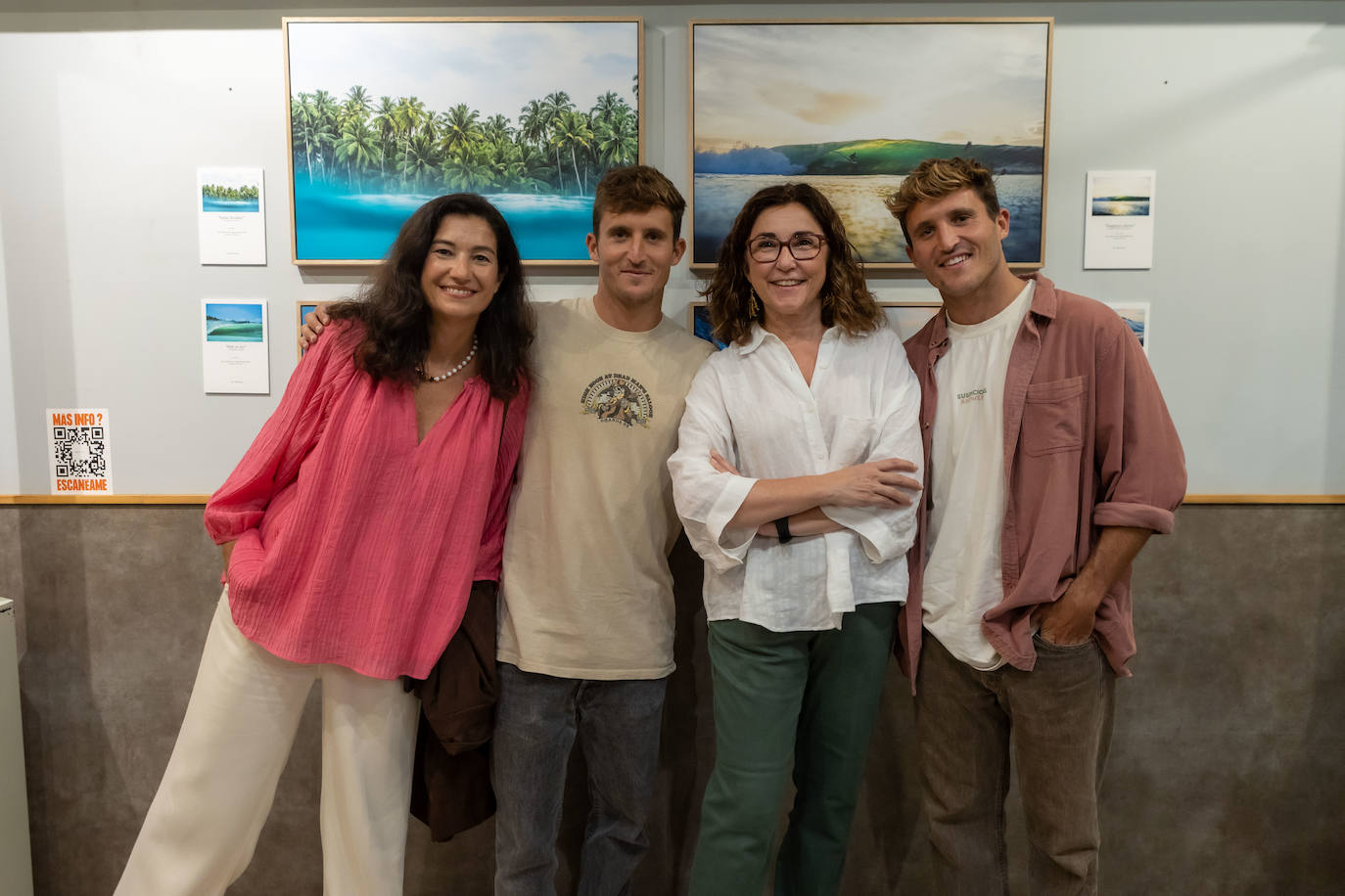 Los hermanos Javier y José Postigo inauguraron otra exposición, esta vez de fotos, en el Mercado de Colón. En la foto con Ángela Valero de Palma y  Anabel Navas.