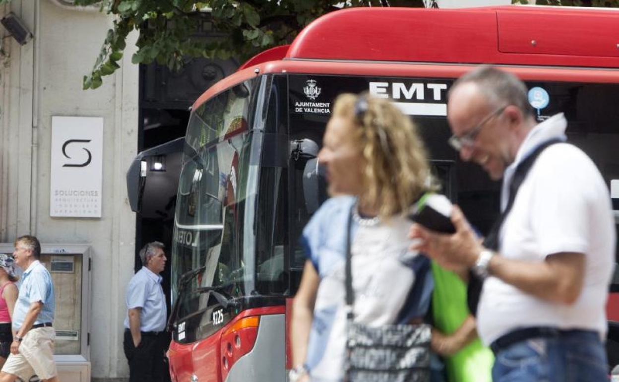 Un autobús de la EMT recorre el centro de la ciudad.