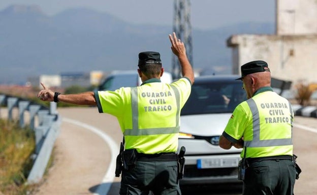 Un agente de la Guardia Civil pide a un vehículo que se detenga. 