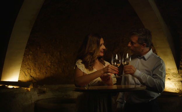 Degustación de vinos en el interior de antigua cava de vinos 