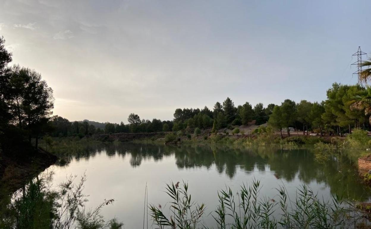 Entorno donde se ubicaría la residencia, con el lago y la flora y fauna autóctona que se están recuperando. 