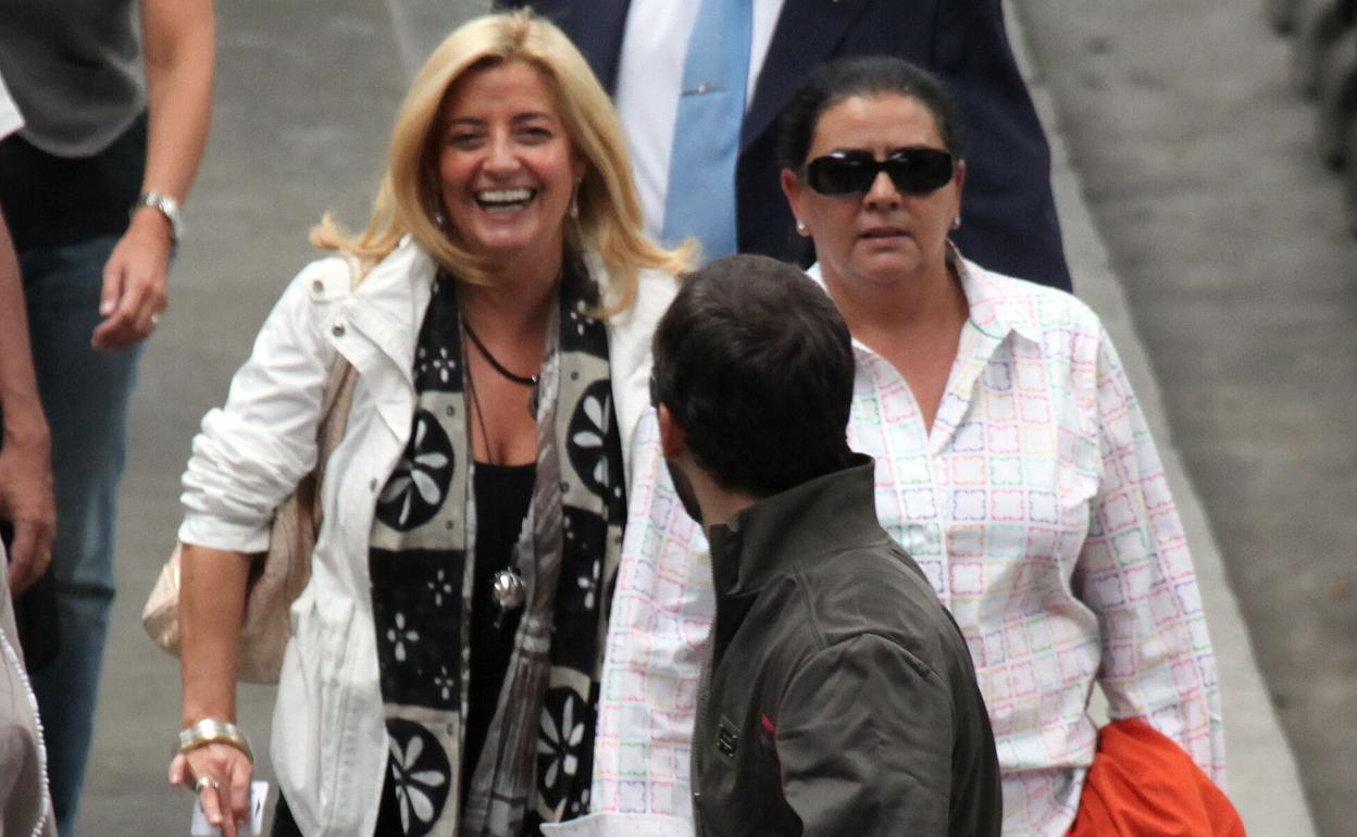 María del Monte, Inmaculada Casal y Antonio Tejado (sobrino de María), en una estación de AVE.