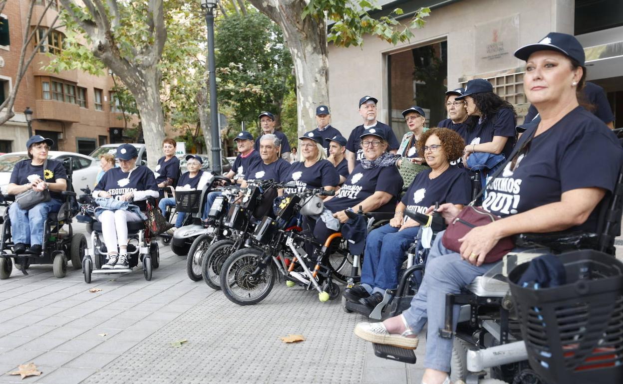 Afectados por la polio en la protesta de este lunes a las puertas de la Conselleria de Sanidad.