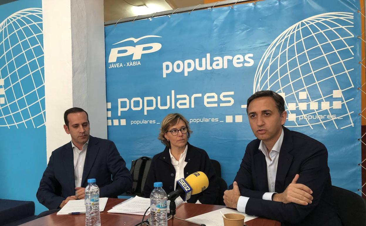 El diputado César Sánchez, en Xàbia, junto a Arturo Poquet y Rosa Cardona. 