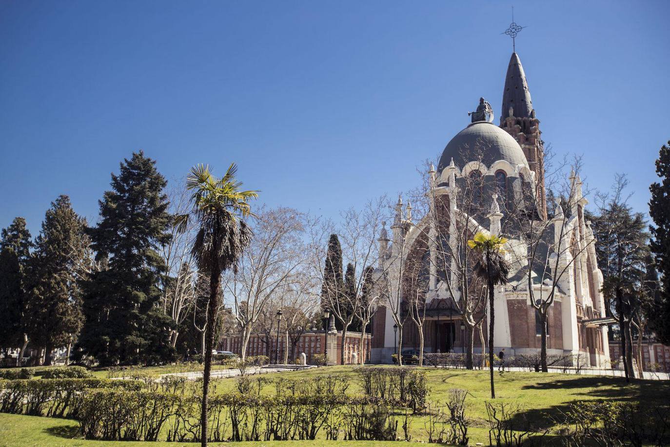 En el barrio Ventas, al este de Madrid, encontramos a una de las necrópolis más extensas de Europa, con ni más ni menos que 120 hectáreas de nichos, tumbas, capillas y mausoleos. Desde su inauguración en 1884 el cementerio ha vivido una increíble transformación, a medida que se adaptaba a los acontecimientos y necesidades de la ciudad. 