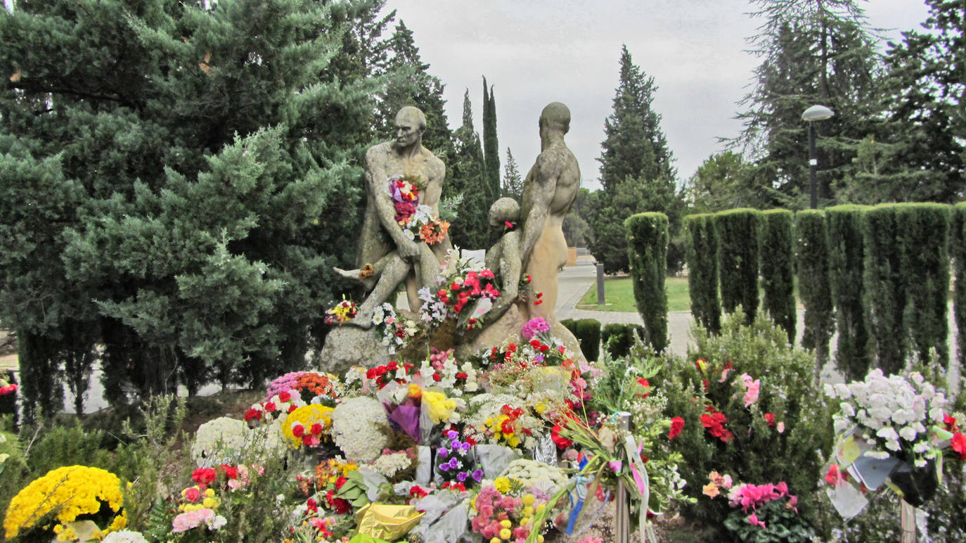 Continuamos nuestro recorrido trasladándonos a tierras aragonesas, más concretamente al corazón de Zaragoza, en el Monte de Torrero que da nombre al cementerio situado en sus laderas. Una ubicación privilegiada e idílica de pinares y un entorno sin igual que, con más de 200 años de historia, se ha convertido en el camposanto más grande de Aragón. En él se puede presenciar un complejo histórico y monumental, nos ayuda a entender los ideales, tragedias, logros y derrotas de esta tierra, siendo así un verdadero protector de la memoria colectiva. Además, si te gustaría vivir el cementerio en primera persona, se pueden hacer visitas guiadas durante todo el año e incluso se hacen visitas teatralizadas nocturnas para los más atrevidos.