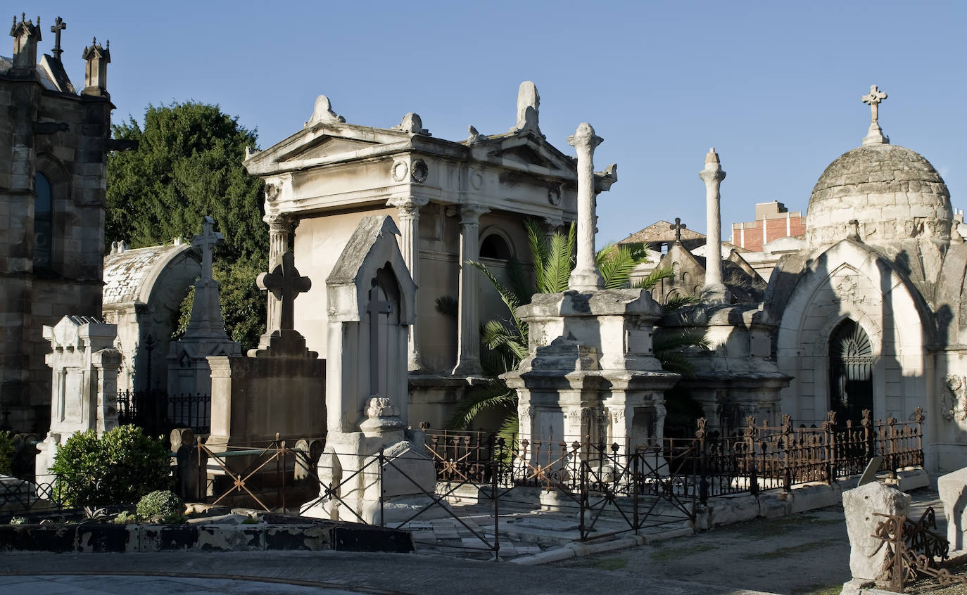 El barrio del Poblenou encontramos el cementerio más antiguo de Barcelona. Entre la calma de los cipreses encontramos una increíble colección de obras de arte neoclásicas y modernistas realizadas por algunos de los escultores y arquitectos más destacados de los siglos XIX y XX. Siendo estos panteones y esculturas, encargos hechos por importantes familias industriales pertenecientes a la alta sociedad de la época. En la actualidad, todo esto se ha convertido en un fantástico museo exterior donde se pueden contemplar reconocidas obras como El Beso de la Muerte, el Monumento a los muertos por la fiebre amarilla y la Tumba de El Santet.