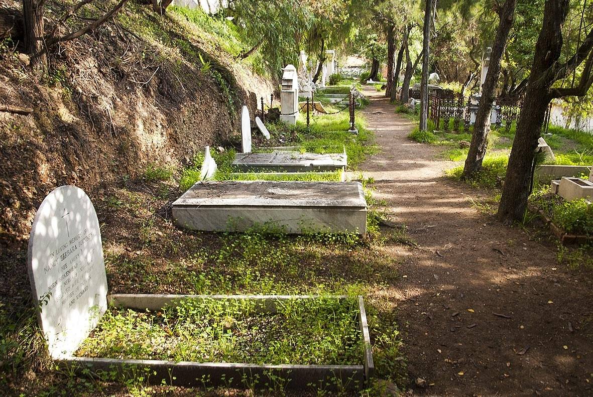 El de Málaga es uno de los camposantos más singulares de toda España. Y es que este cementerio construido a mediados del siglo XIX fue el primer cementerio protestante de todo el país, sin duda una revolución en aquel momento. A pesar de cumplir con su función de necrópolis, con el paso de los años este espacio se ha ido convertido en un precioso jardín botánico, que alberga gran cantidad de variadas e interesantes especies vegetales. Si a esto le sumamos una ubicación privilegiada con bancales mirando al mar, el espacio nos ofrece un oasis de paz y tranquilidad. 