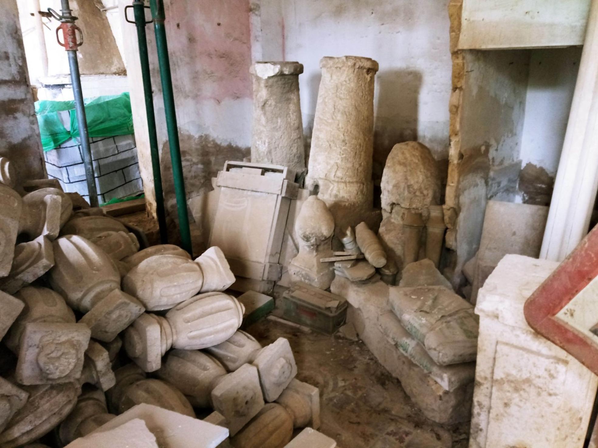 Restos pétreos en el almacén, en una sala apuntalada.