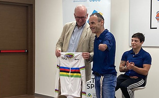 Ricardo Ten le entrega el maillot a Juan Miguel Gómez, director de la Fundación Trinidad Alfonso 