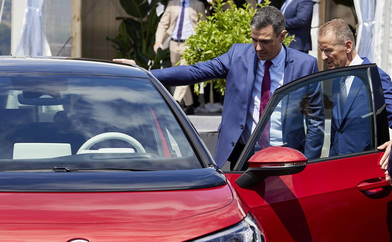 El presidente Pedro Sánchez junto a Herbert Diess (Volkswagen) en la presentación de la gigafatoría en Sagunto. 