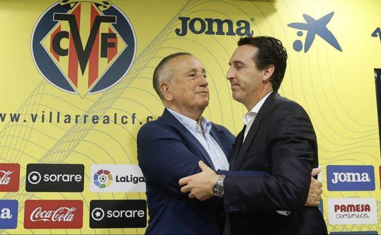 Fernando Roig y Emery se abrazan en la rueda de prensa de despedida del técnico.