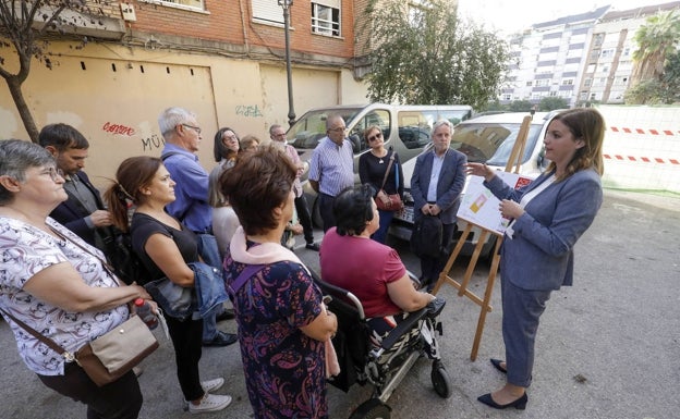 Gómez informa de los avances de las obras en la calle Agustín Lara. 