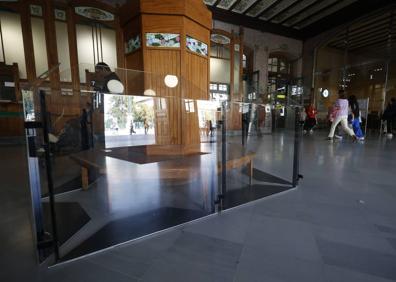 Imagen secundaria 1 - Estación del Norte de Valencia | La estación del Norte protege sus bancos centenarios para evitar desperfectos