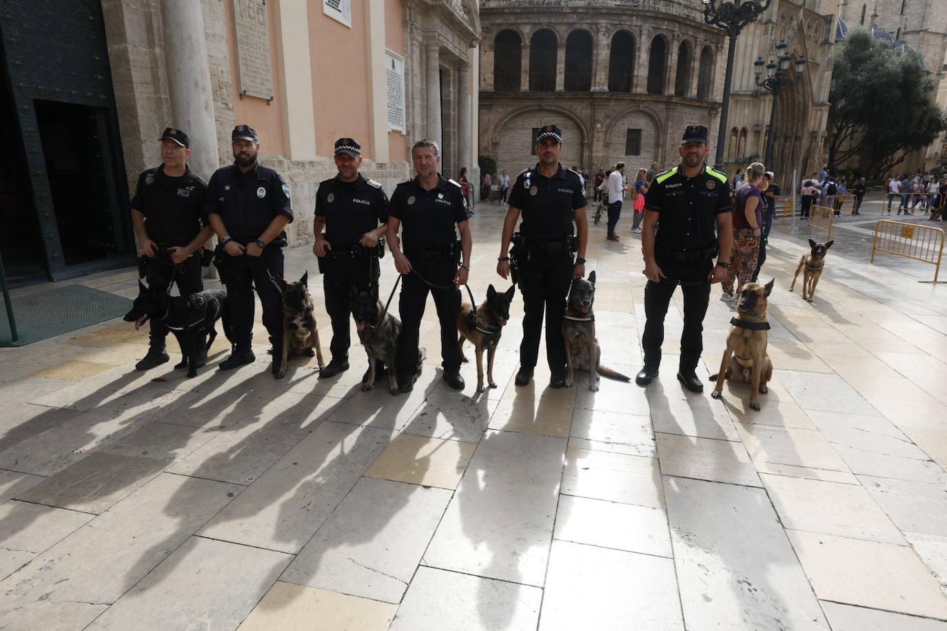 Fotos: Exhibición de unidades caninas de policías y bomberos en la plaza de la Virgen