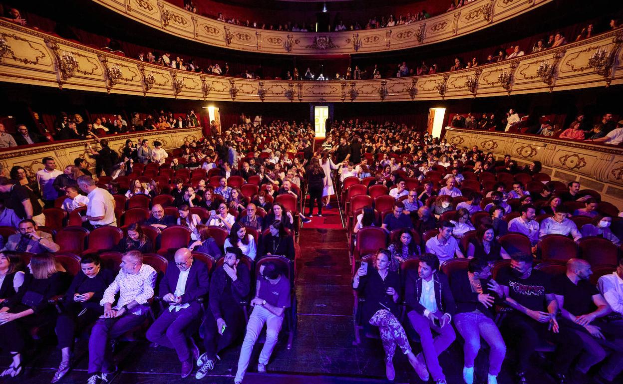 Público asistente a una función en el teatro Principal de Valencia. 