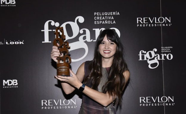 Alba Andreu con el premio a la mejor peluquera joven. 