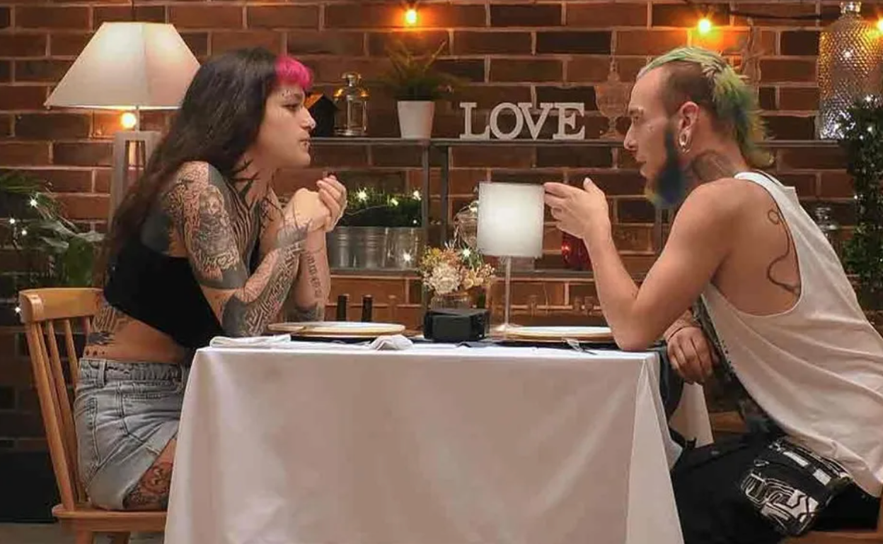 First Dates | Dos solteros de 'First Dates' coinciden en sus piercings genitales