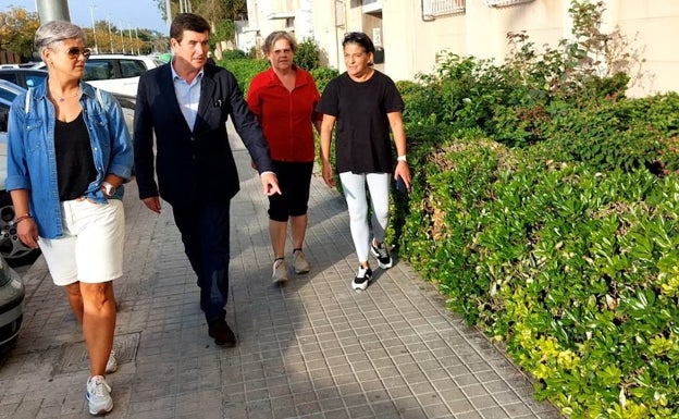 Giner, junto a varias vecinas en su visita al barrio de Beteró. 