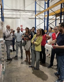 Imagen secundaria 2 - La visita al almacén de Cruz Roja, con la cesta de alimentos. 