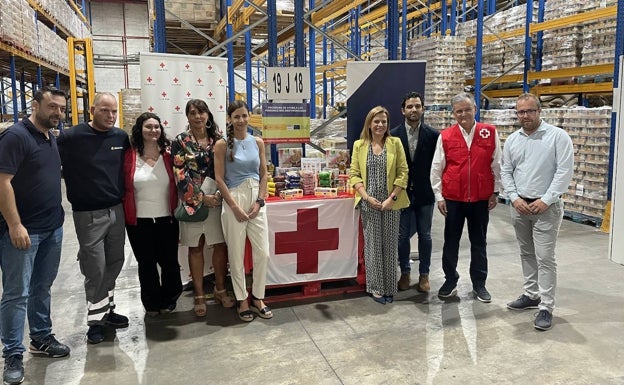 Imagen principal - La visita al almacén de Cruz Roja, con la cesta de alimentos. 