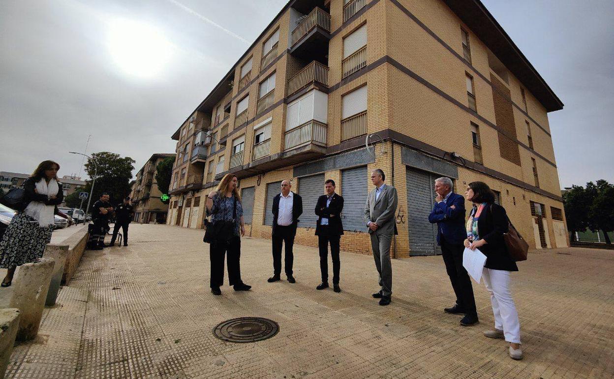 El conseller, Héctor Illueca, con el alcalde, rafa García, visitan el barrio. 