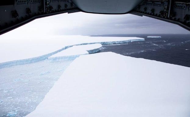 El iceberg de 4.200 kilómetros cuadrados conocido como A68a, flotando cerca de la isla de Georgia del Sur, en el Atlántico Sur.