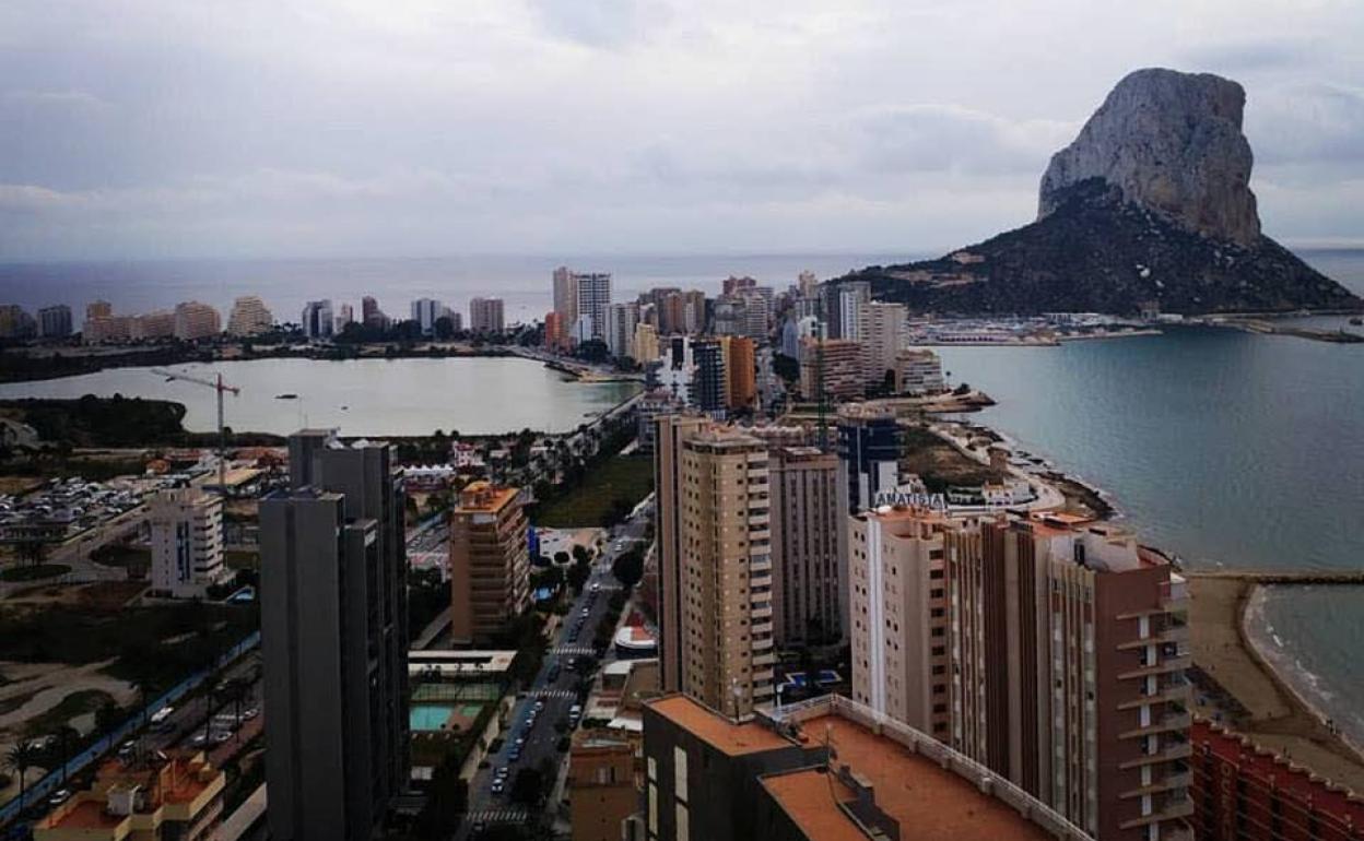 Vista de Calp, con el Peñón d'Ifac al fondo. 