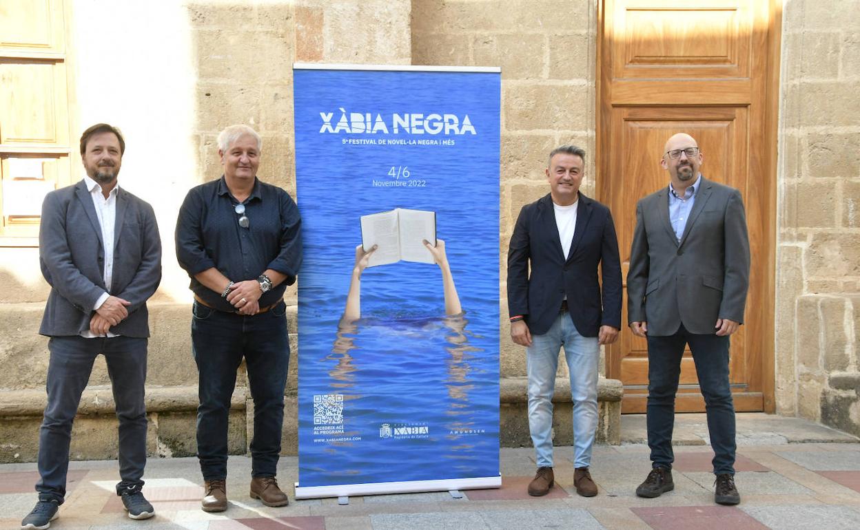 Los participantes en la presentación de Xàbia negra junto al cartel de esta quinta edición del festival. 