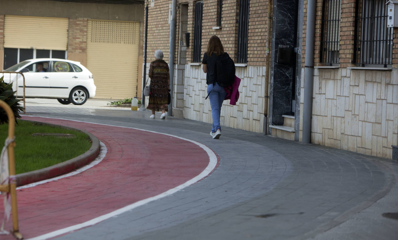 Fotos: Así es el tramo más surrealista del carril bici de Paiporta