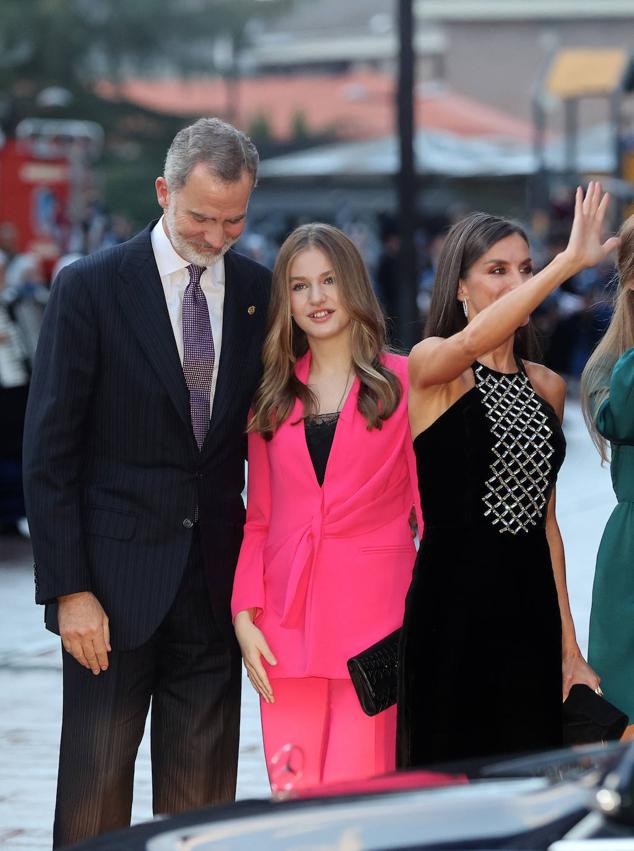 Fotos: Letizia deslumbra y vuelve a presumir de espalda en el Concierto Premios Princesa de Asturias