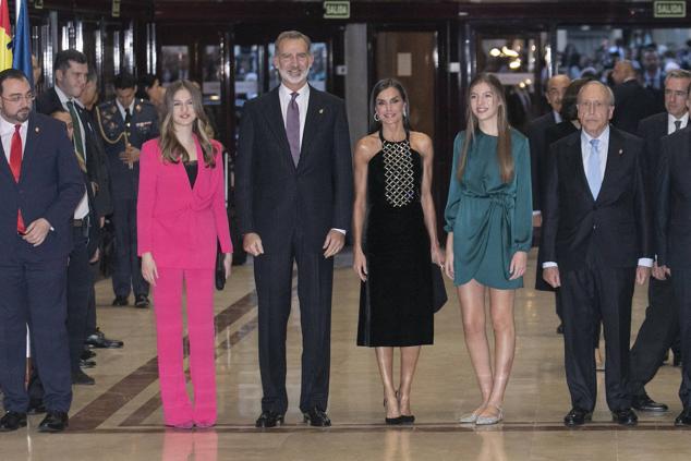 Fotos: Letizia deslumbra y vuelve a presumir de espalda en el Concierto Premios Princesa de Asturias