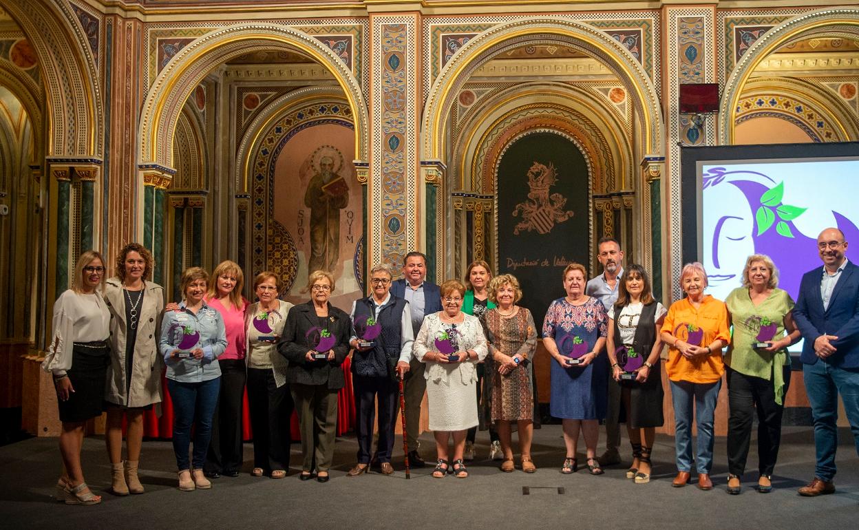 Las diez mujeres galardonadas con los alcaldes y alcaldesas. 