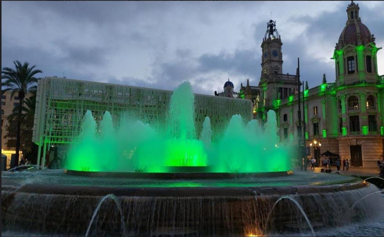 El Ayuntamiento y la fuente, este jueves. 