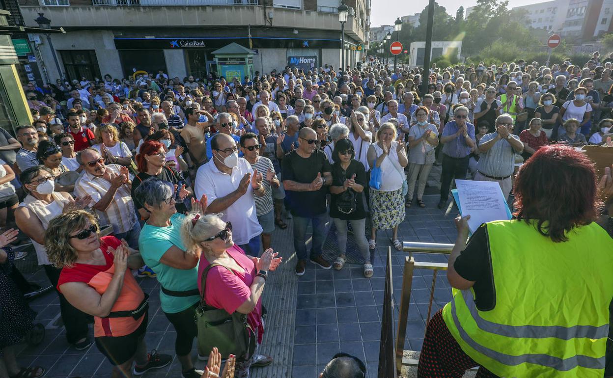 Protesta vecinal contra el centro de menores el pasado junio. 