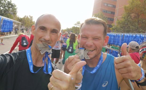 Jesús y Jens, con la medalla del medio maratón de Valencia 2022.