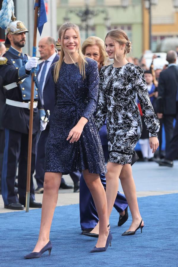 Fotos: La Reina Letizia y sus hijas, radiantes en los Premios Princesa de Asturias