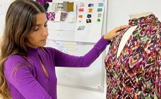 Imagen principal - Arriba, Rocío Botella con uno de sus diseños. Abajo, la infanta Sofía, acompañada de sus padres. A la derecha, el vestido elegido por la infanta, disponible en la web a un precio de 89,95 euros.