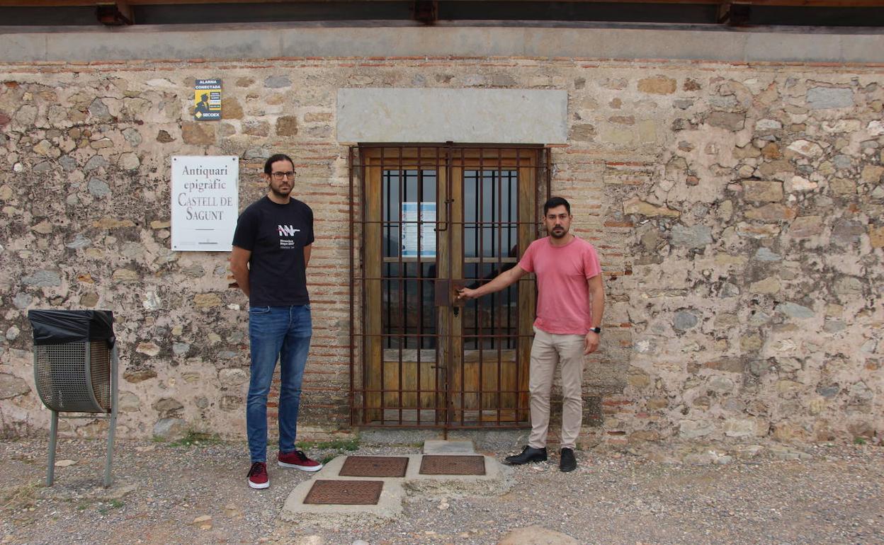 Responsables de EU, a las puertas del museo, con las puertas cerradas. 