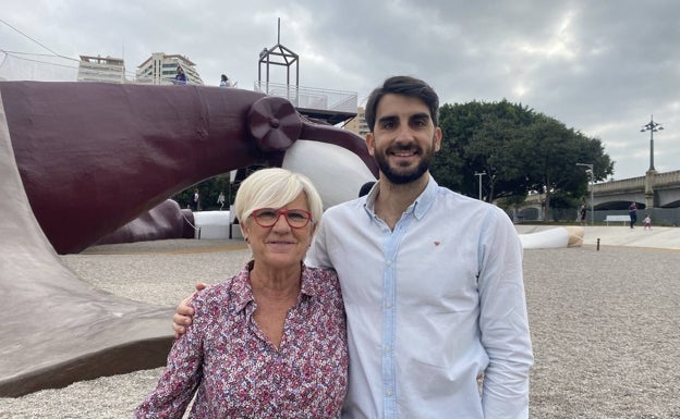 Charo López y su hijo Guillermo Luna, en el Gulliver. 