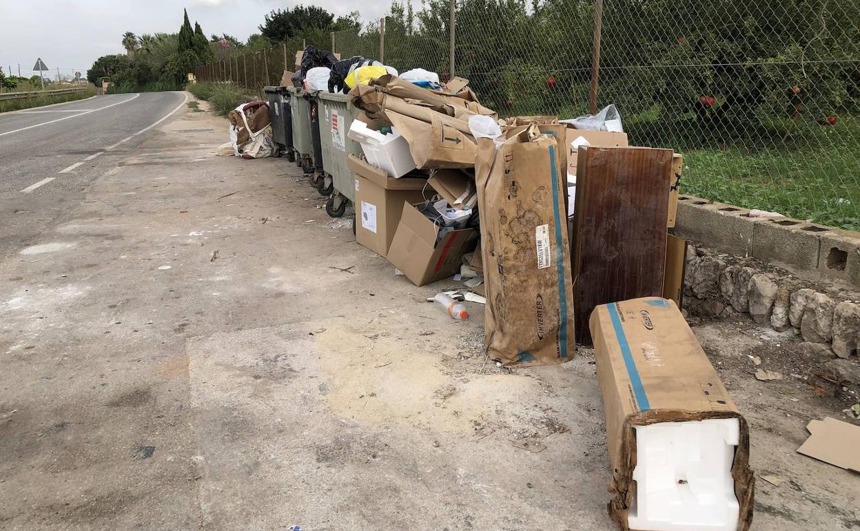 Vertidos incontrolados junto a la carretera de La Xara a las Ventas de Pedreguer, en la zona de Casa Blanca. 