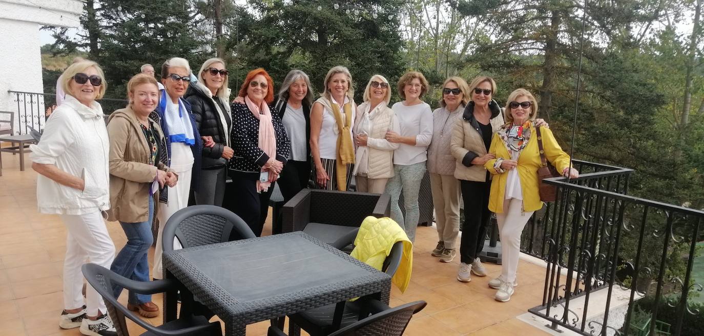 Marisa Marín, junto a integrantes de la Orden del Querer Saber en una visita a Calvestra, en Requena.