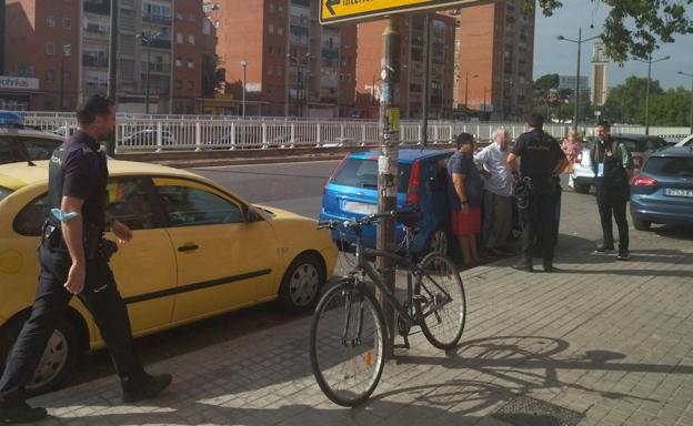 Un policía explica al dueño de la vivienda la imposibilidad legal de sacar a los okupas del piso. 