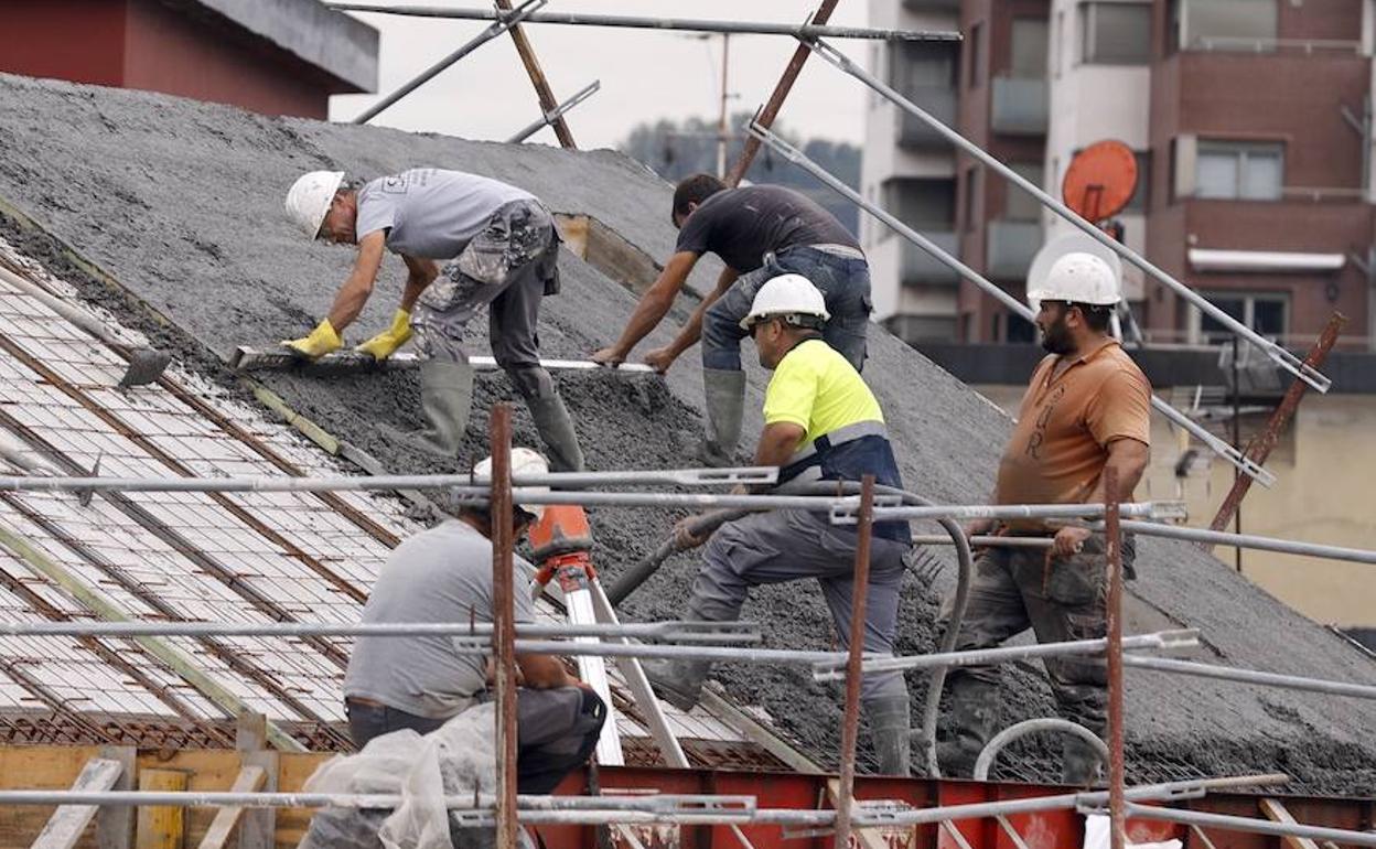 Cinco trabajadores en una obra. 