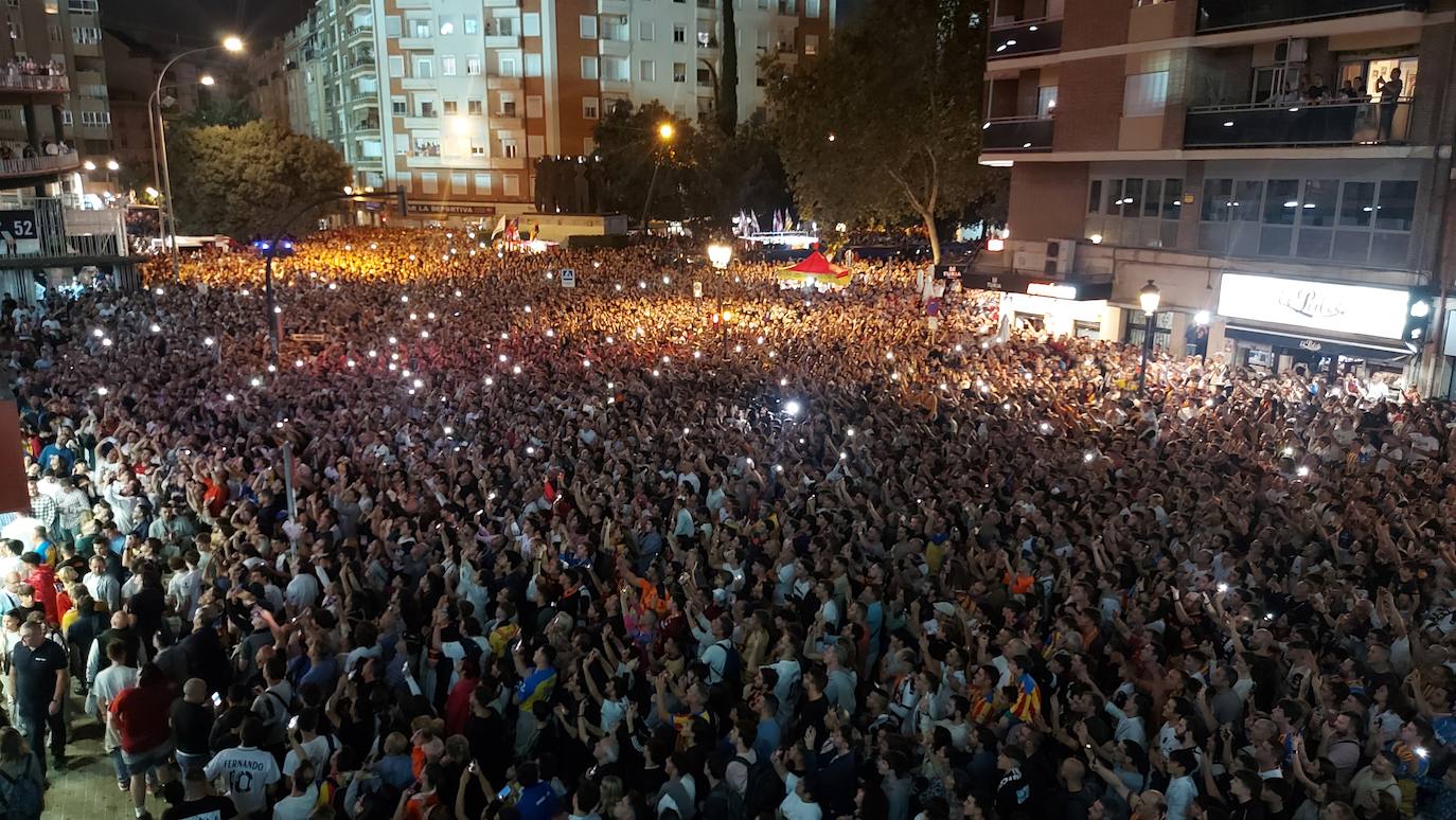 Fotos: Ambiente en Mestalla previo al partido entre el Valencia y el Barça