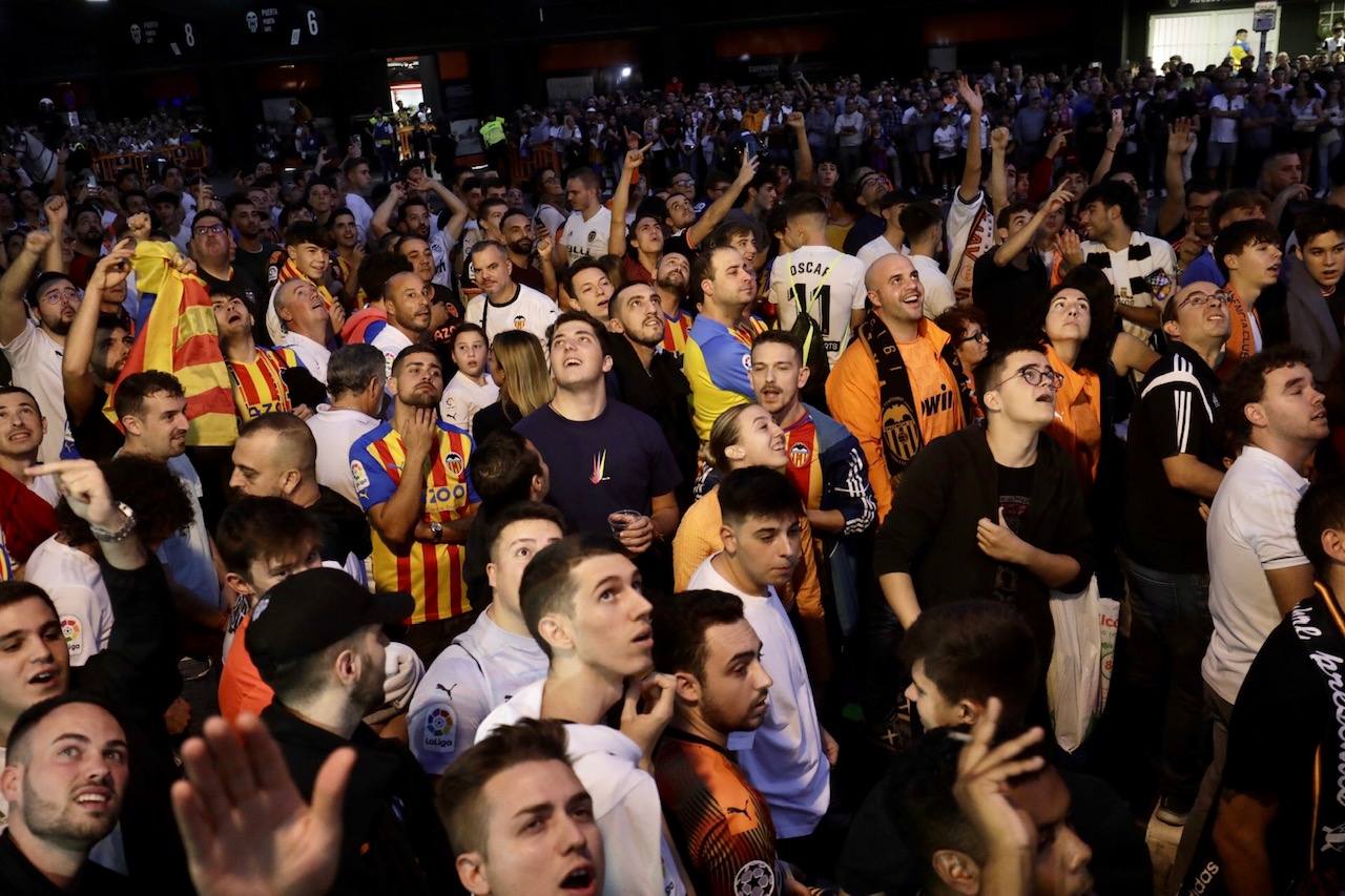 Fotos: Ambiente en Mestalla previo al partido entre el Valencia y el Barça